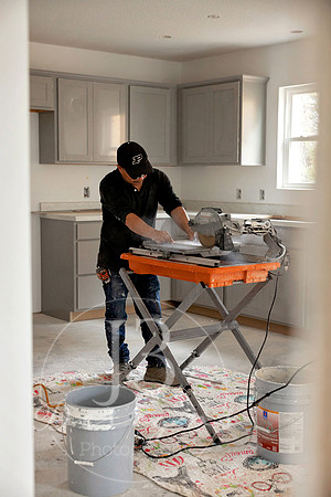 DRHorton-Habitat-for-Humanity-flooring-install_004_socialmedia