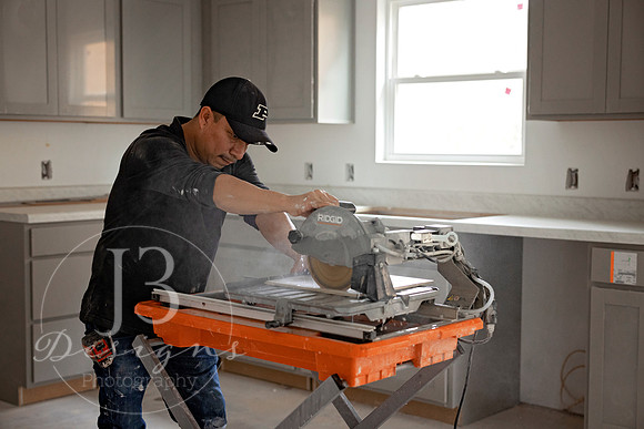 DRHorton-Habitat-for-Humanity-flooring-install_007